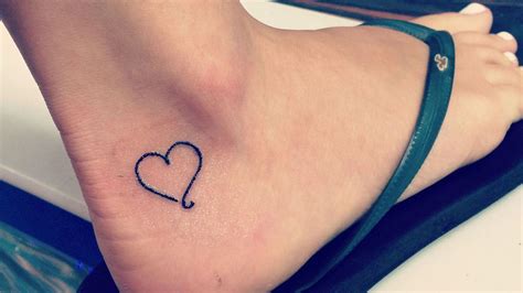 tatuaje de corazon pequeño|Tatuajes pequeños de corazones, más de 25 diseños。